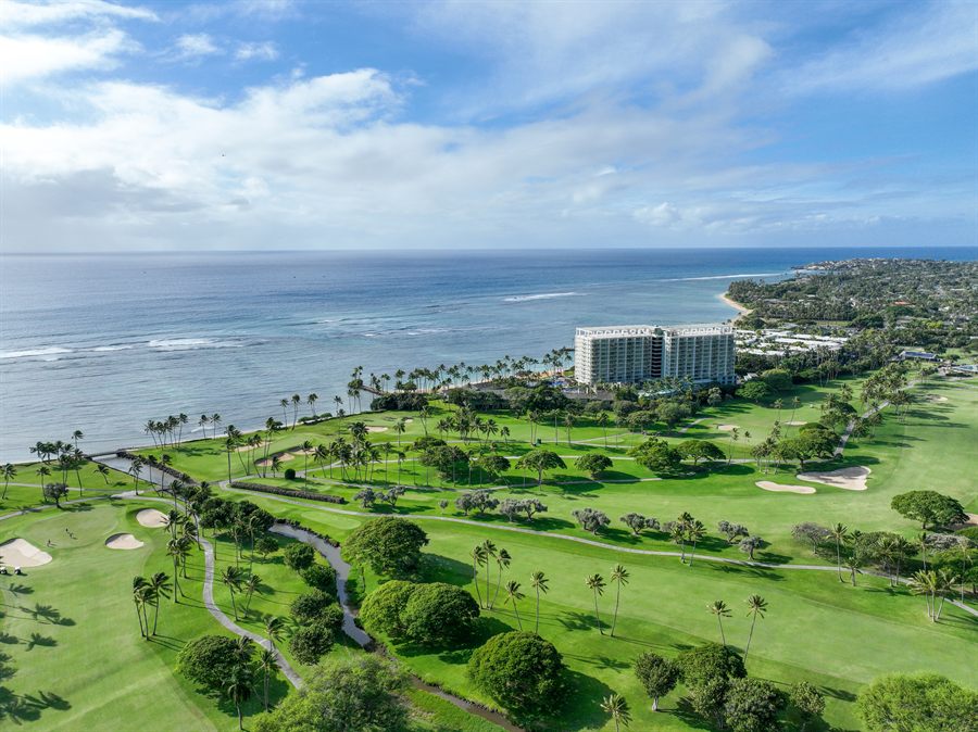 Golf in Hawaii, Oahu: fairways, palms and bunkers along the south shore next to a hotel
